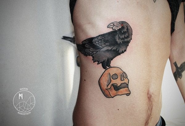 侧肋传统的彩色骷髅与黑乌鸦纹身图案