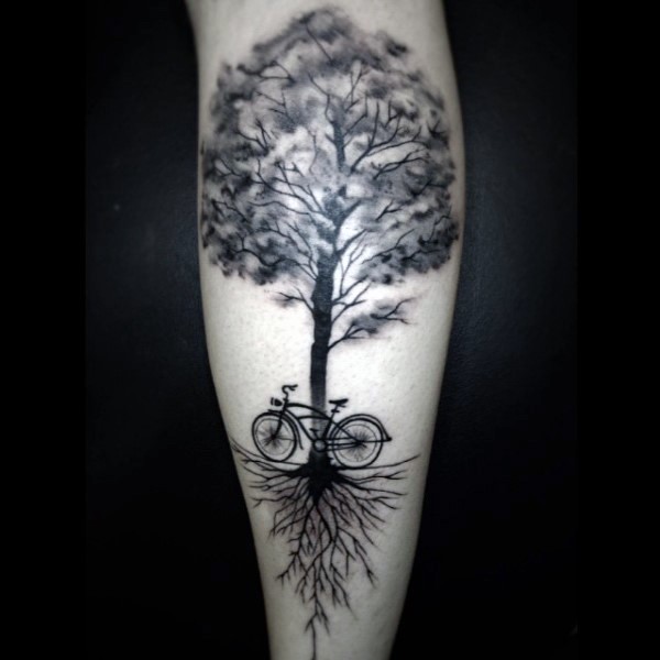小腿黑白寂寞树和自行车纹身图案