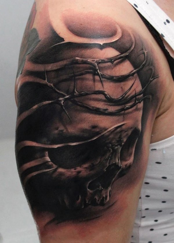 手臂黑灰骷髅与写实藤蔓纹身图案