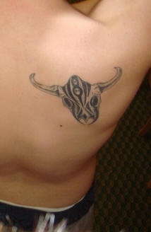 背部创意独特的公牛头部纹身图案