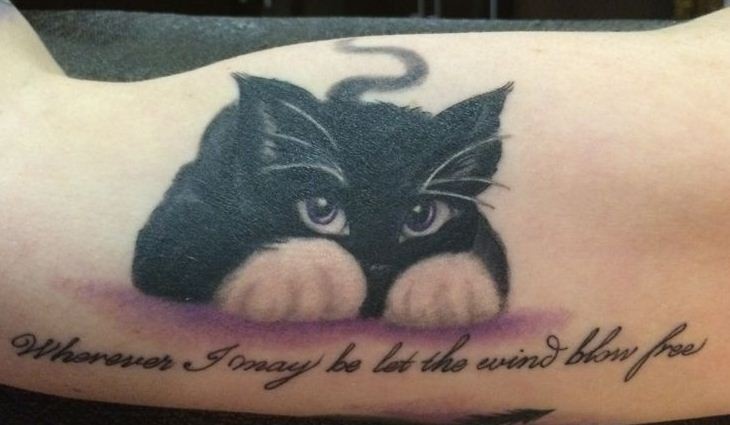 可爱顽皮的黑猫字母纹身图案