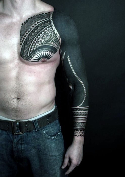 手臂和胸部大面积黑色与部落图腾纹身图案