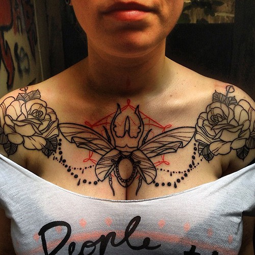 胸部黑色线条昆虫和玫瑰纹身图案