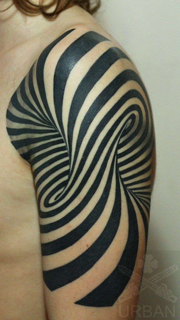 大臂令人窒息的黑白催眠纹身图案