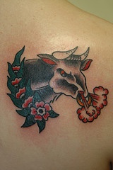 愤怒的公牛和花朵纹身图案