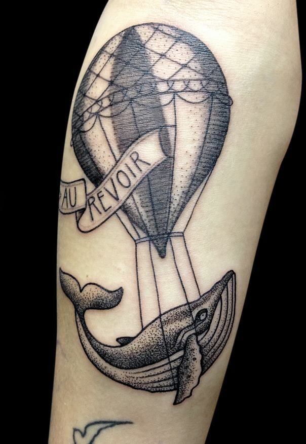 小臂有趣的黑色点刺气球与鲸鱼纹身图案