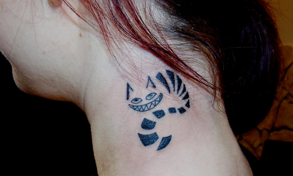 颈部咧嘴的猫纹身图案