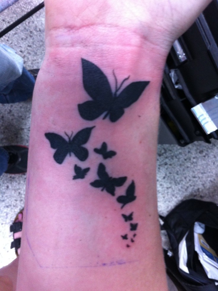 手腕一群黑色蝴蝶纹身图案