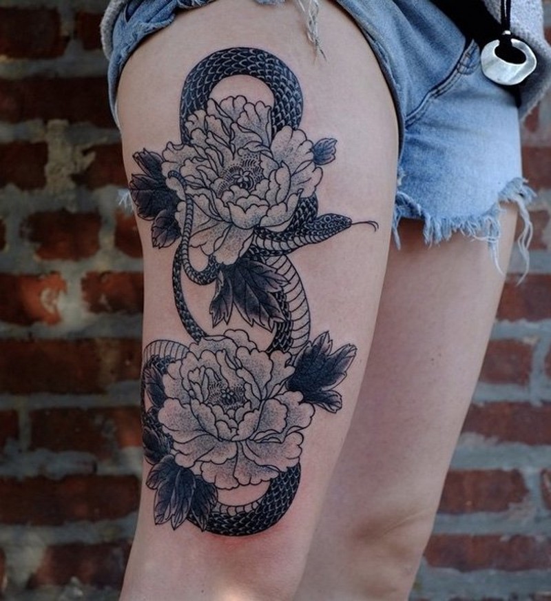 大腿奇妙的组合黑色蛇与花朵纹身图案
