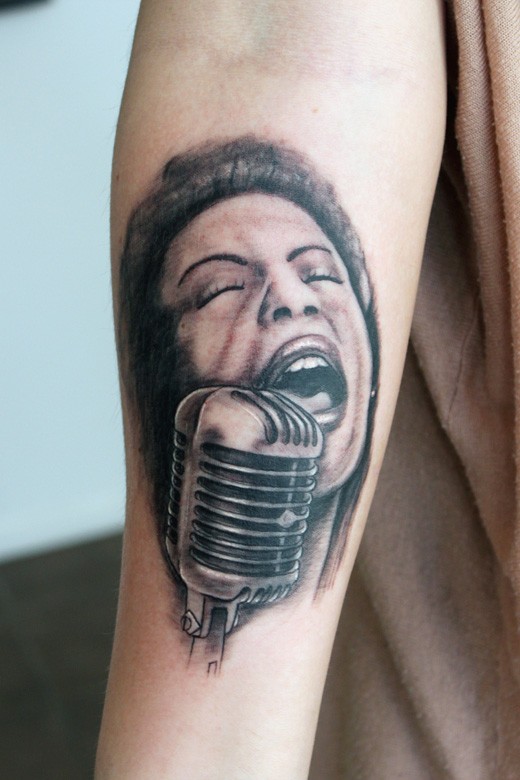 小臂写实演唱女士和麦克风黑白纹身图案