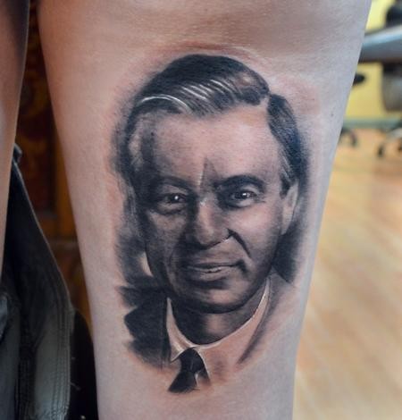 大腿黑白写实男子肖像纹身图案