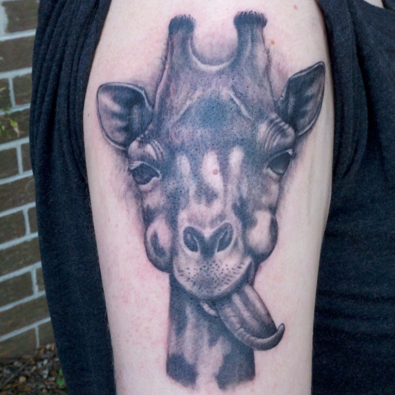 手臂长颈鹿吐舌头可爱纹身图案