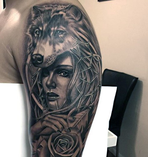大臂黑灰风格妇女与玫瑰和狼头盔纹身图案