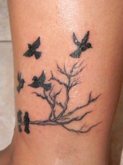 树枝黑色小鸟纹身图案