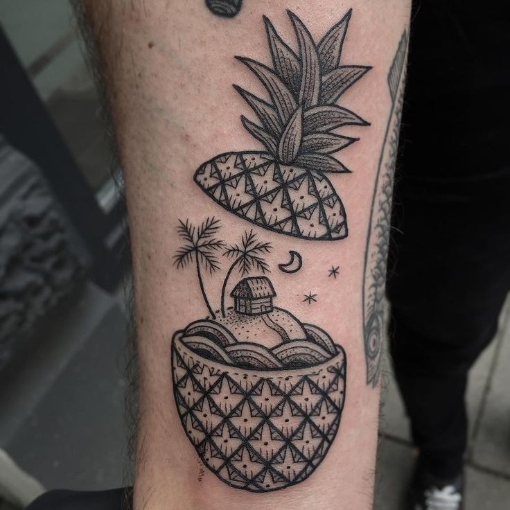 小臂独特设计的黑色小岛屿和房子菠萝纹身图案