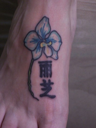 脚背汉字和兰花纹身图案