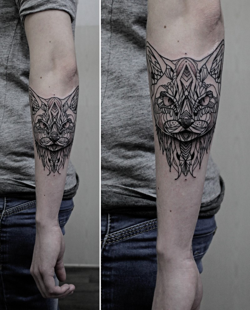 手臂黑色有趣的神秘猫纹身图案