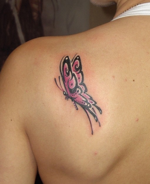 背部粉红色的小蝴蝶纹身图案