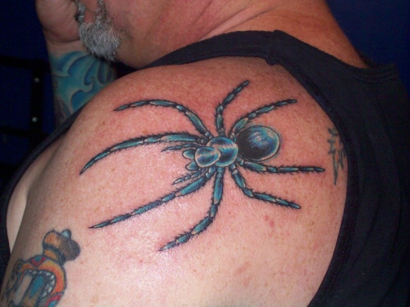 蓝色的蜘蛛肩部纹身图案