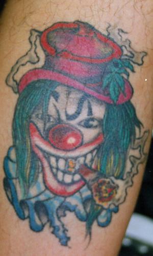 小丑吸烟彩色纹身图案