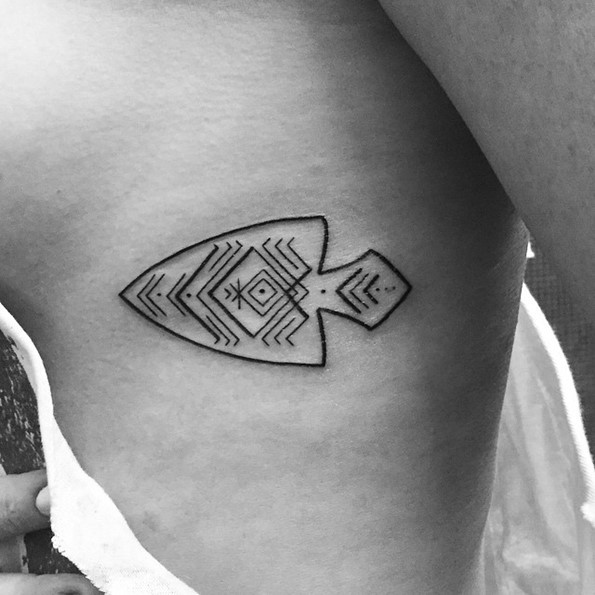 侧肋简单的黑色线条部落鱼纹身图案