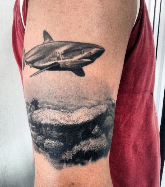 大鲨鱼海底黑色大臂纹身图案