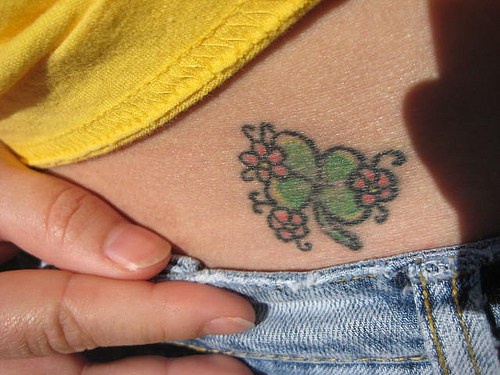 小花与绿色三叶纹身图案