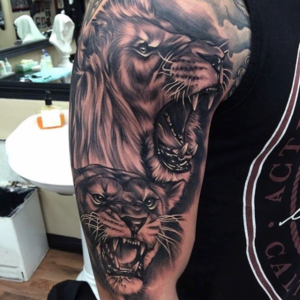 大臂黑灰风格狮子个性纹身图案