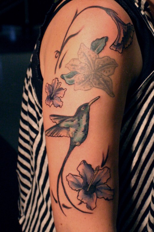 手臂漂亮的蜂鸟与花朵纹身图案