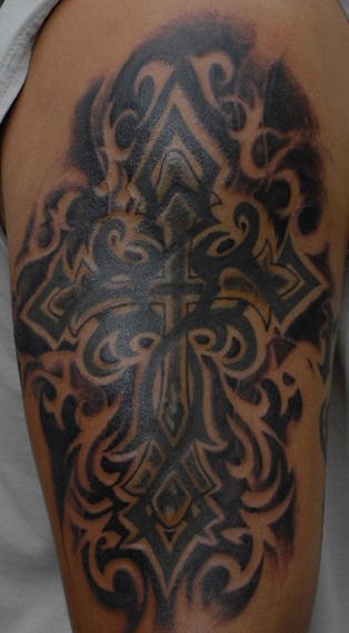 手臂十字架黑色纹身图案
