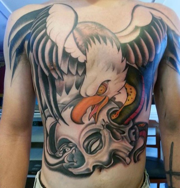 腹部和胸部彩色邪恶老鹰与骷髅蛇纹身图案