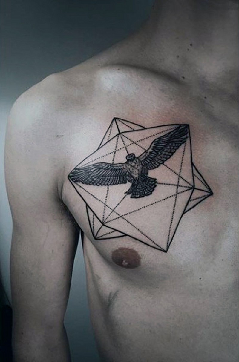 胸部黑色的鹰与几何图形纹身图案
