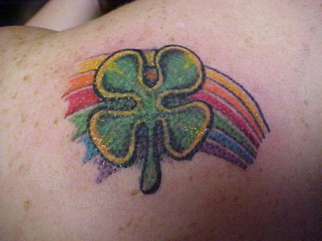 四叶草与彩虹个性纹身图案