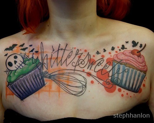 胸部彩色纸杯蛋糕和字母纹身图案