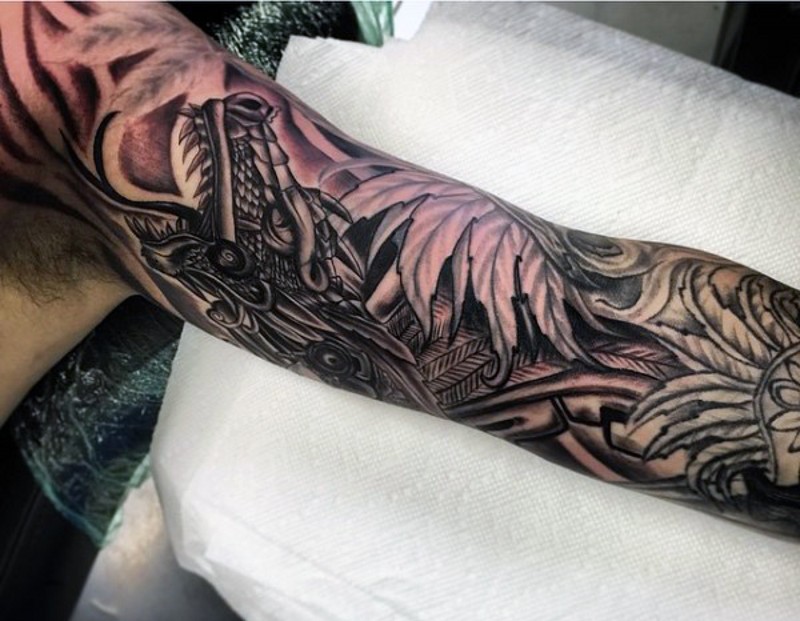 手臂个性的龙与花朵和树叶纹身图案