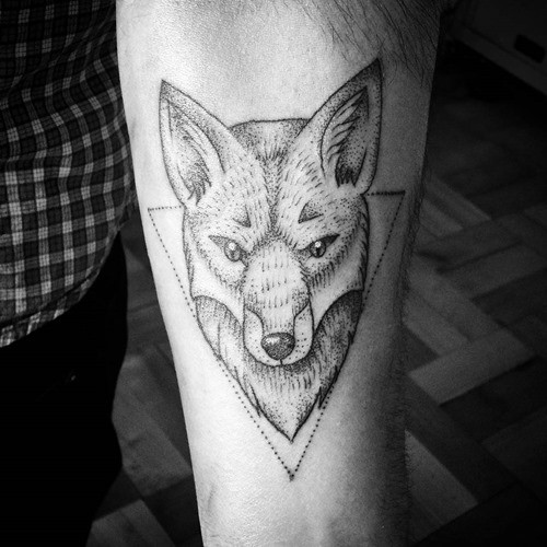 手臂黑色点刺狐狸头与三角形纹身图案