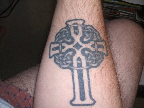 黑色十字架凯尔特结手臂纹身图案