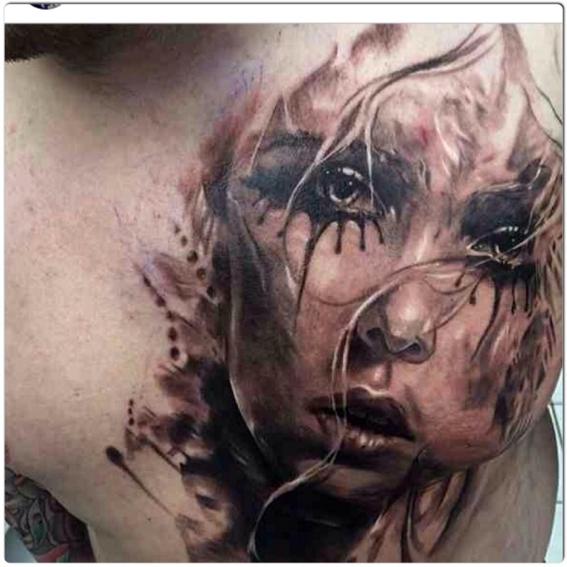 胸部令人难以置信的彩色哭泣女人脸纹身图案