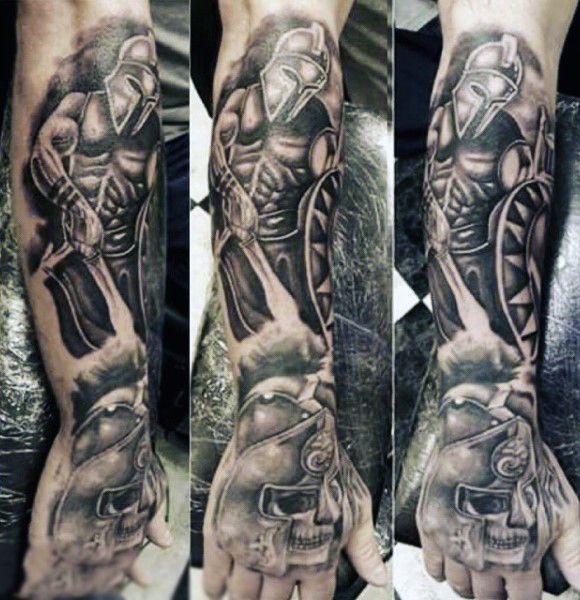 手臂华丽的黑灰战士与骷髅纹身图案