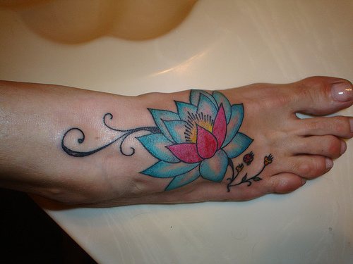脚背好看的浅蓝色莲花纹身图案