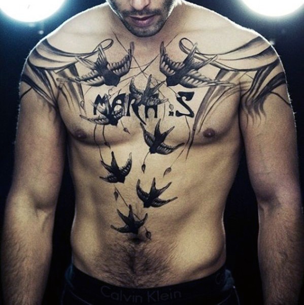 胸部有趣的黑色燕子字母纹身图案