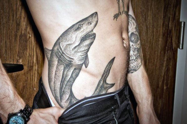 点刺风格的黑色鲨鱼侧肋纹身图案