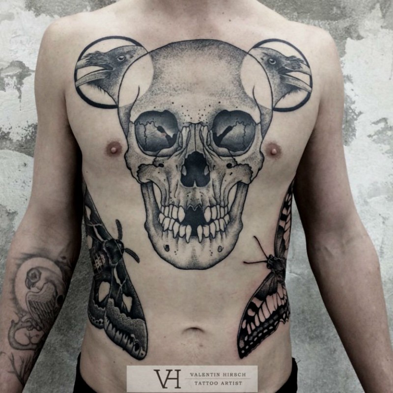 胸部经典的黑色人类骷髅与乌鸦纹身图案