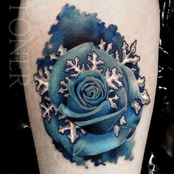 蓝色水彩玫瑰和雪花纹身图案