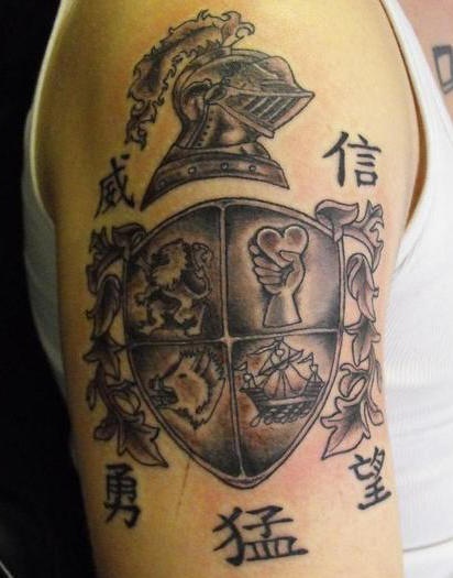 手臂黑色徽章和汉字纹身图案