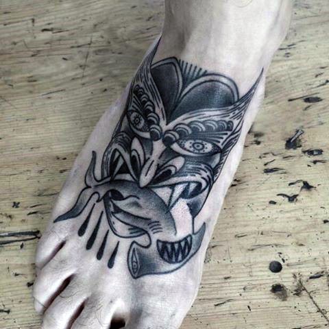 脚背黑色点刺锤头鲨与恶魔般若纹身图案