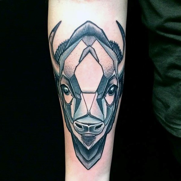 小臂现代传统风格彩色公牛纹身图案