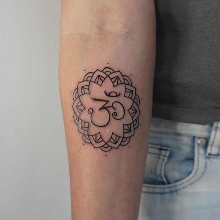 手臂黑色线条印度教特殊符号纹身图案
