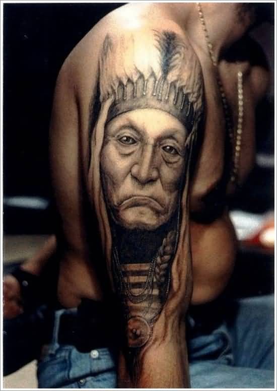 手臂逼真的黑灰老印第安人肖像纹身图案