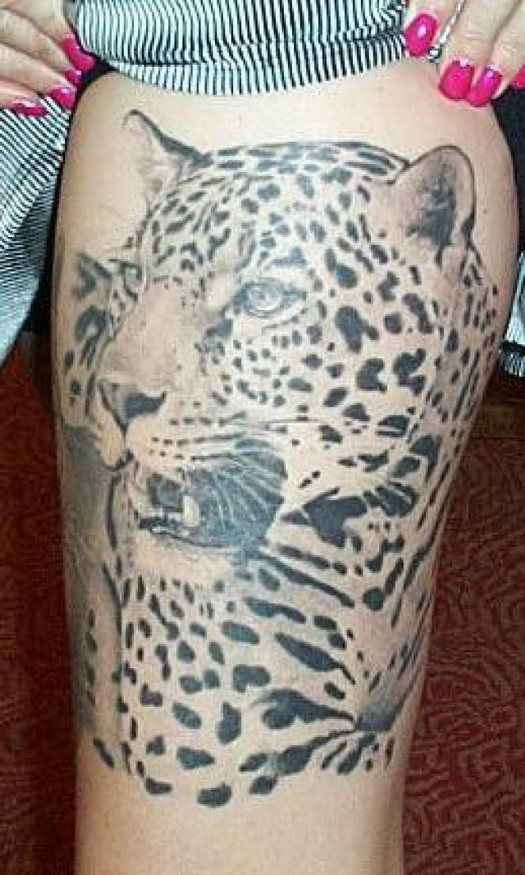 大腿巨大的黑白色猎豹头部纹身图案
